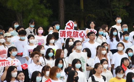 景德镇陶瓷大学“开学第一课”举行升旗仪式